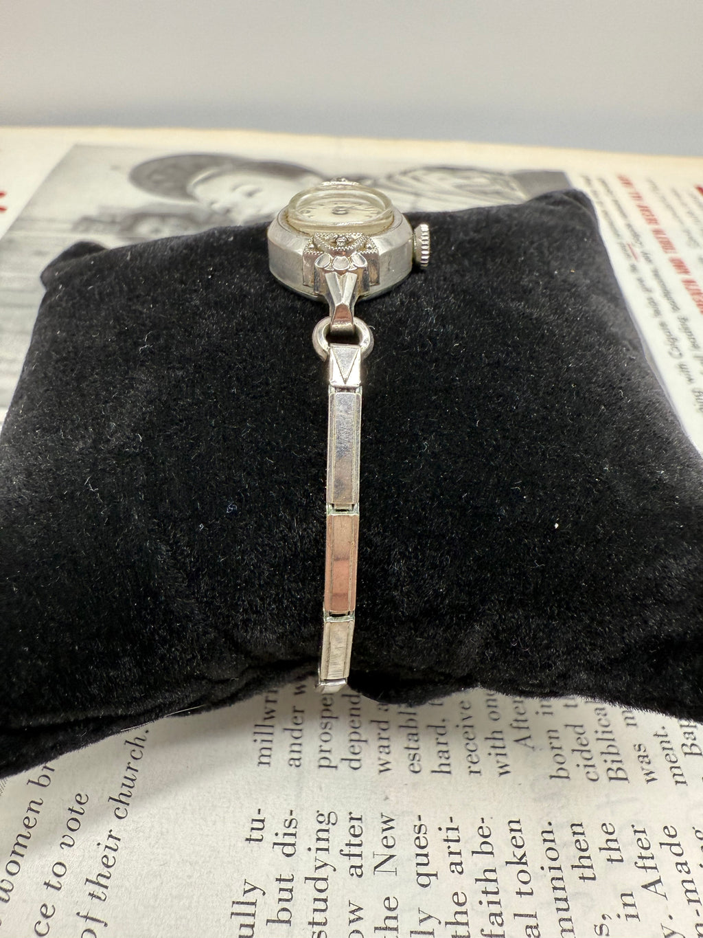 Vintage 1940's CARAVELLE Stretch Silver-tone Ladies Watch